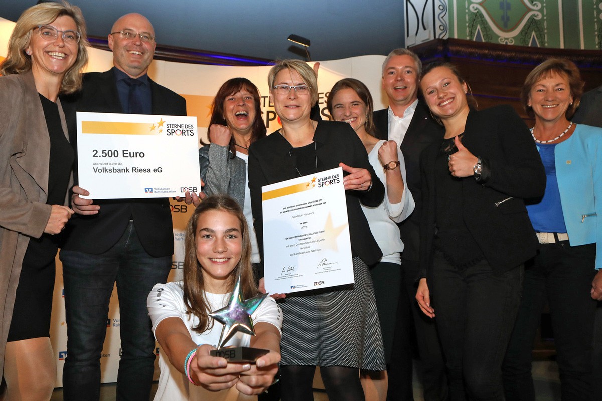 „Sterne des Sports“-Botschafterin Tina Punzel (2. v.r.) bei der Verleihung Foto: Genossenschaftsverband