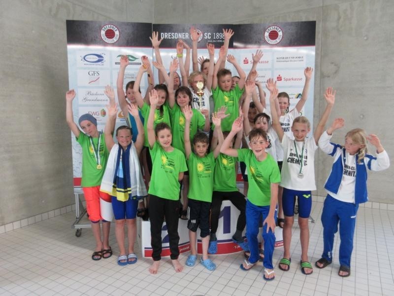 Die Schwimmer des SCC freuen sich über den Gewinn des Mannschaftspokals. (c)Foto:Uhlich Die Schwimmer des SCC freuen sich über den Gewinn des Mannschaftspokals. (c)Foto:Uhlich
