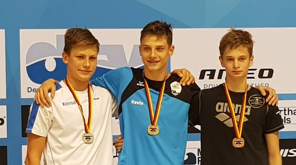 Doppelsieg im Jg.2004 über 200m Rücken: Gold für Kevin Kuske (Mitte), Silber für Konrad Speck (links). (c)Foto:Oehme Doppelsieg im Jg.2004 über 200m Rücken: Gold für Kevin Kuske (Mitte), Silber für Konrad Speck (links). (c)Foto:Oehme