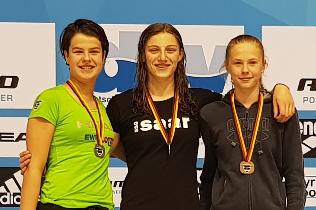 Lisa Marie Berentzik (rechts) gewinnt die 200m S im Jg. 2005. (c)Foto:Oehme Lisa Marie Berentzik (rechts) gewinnt die 200m S im Jg. 2005. (c)Foto:Oehme