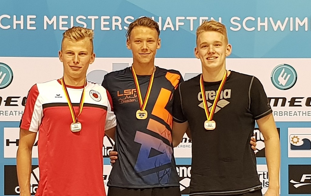 Doppelsieg im Jg.2002 über 100m Freistil: Gold für Louis Dramm (Mitte), Silber für Rafael Sünkel (rechts). (c)Foto:Oehme Doppelsieg im Jg.2002 über 100m Freistil: Gold für Louis Dramm (Mitte), Silber für Rafael Sünkel (rechts). (c)Foto:Oehme