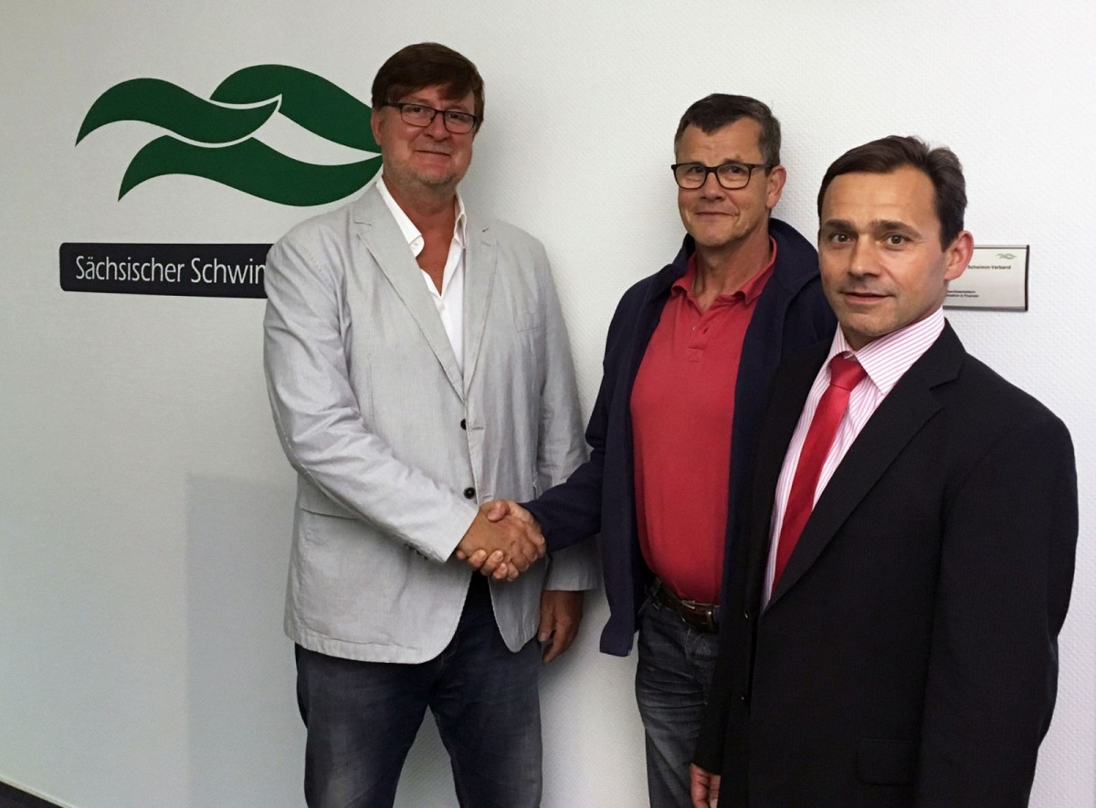 Frank Embacher mit SSV-Präsident Dr. W. Sperling und Schatzmeister Ralf Kawaschinski (v.l.)