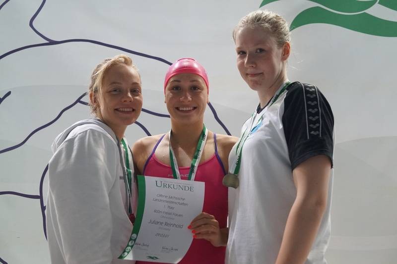 Die Sieger über 800m Freistil: v.l. Marie Pietruschka, Juliane Reinhold (beide SSG / Post SV), Tosca Schmidt (SC Chemnitz) Die Sieger über 800m Freistil: v.l. Marie Pietruschka, Juliane Reinhold (beide SSG / Post SV), Tosca Schmidt (SC Chemnitz)