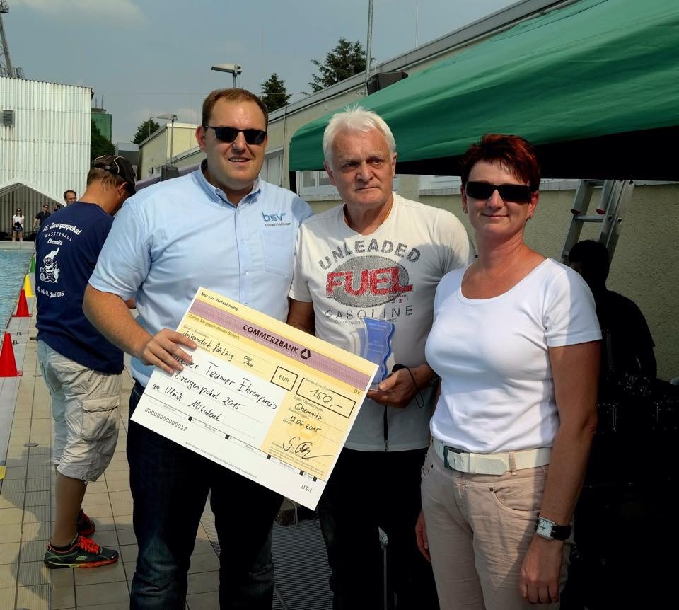 Preisträger Ulrich Mikulcak (Mitte) während der Ehrung neben Dr. Gerrit Fester (links) und Simone Rach (rechts) beim Zwergenpokal im Chemnitzer Sportforum