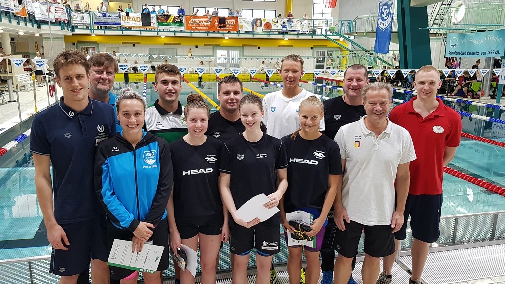 Die erfolgreichsten sächsischen Sportler und Trainer. Von links: Paulus Schön, Trainer Frank Embacher (SSV), Juliane Reinhold ,Michael Schäffner, Fränzi Heinrich, Trainer Steven Krüger (Chemnitz), Lara Seifert, Louis Dramm, Alexandr Arlt, Trainer Thomas Flemming (Chemnitz), Trainer Peter Bräunlich, Trainer Ben Günther (beide Dresden). (c)Foto:Oehme Die erfolgreichsten sächsischen Sportler und Trainer. Von links: Paulus Schön, Trainer Frank Embacher (SSV), Juliane Reinhold ,Michael Schäffner, Fränzi Heinrich, Trainer Steven Krüger (Chemnitz), Lara Seifert, Louis Dramm, Alexandr Arlt, Trainer Thomas Flemming (Chemnitz), Trainer Peter Bräunlich, Trainer Ben Günther (beide Dresden). (c)Foto:Oehme