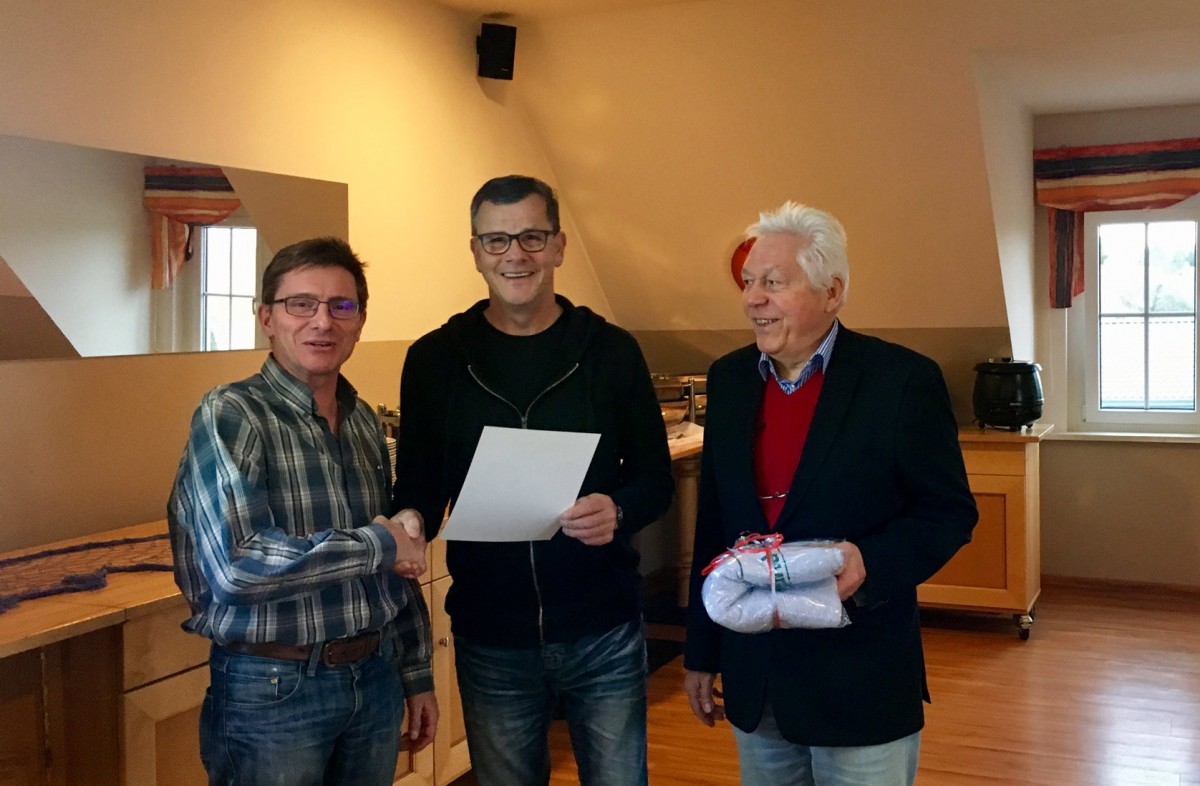 Reinhard Schultz wird für seine Verdienste im Sächsischen Schwimmsport geehrt (Foto: Frank Müller-Steidner)
