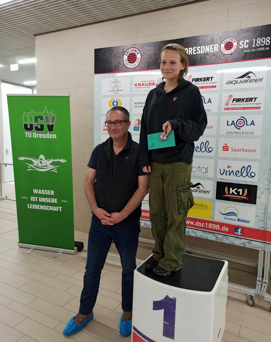 Dresdner Sportbürgermeister Jan Donhauser überreicht einen Schwimmpass (Foto: Dirk Oehme)