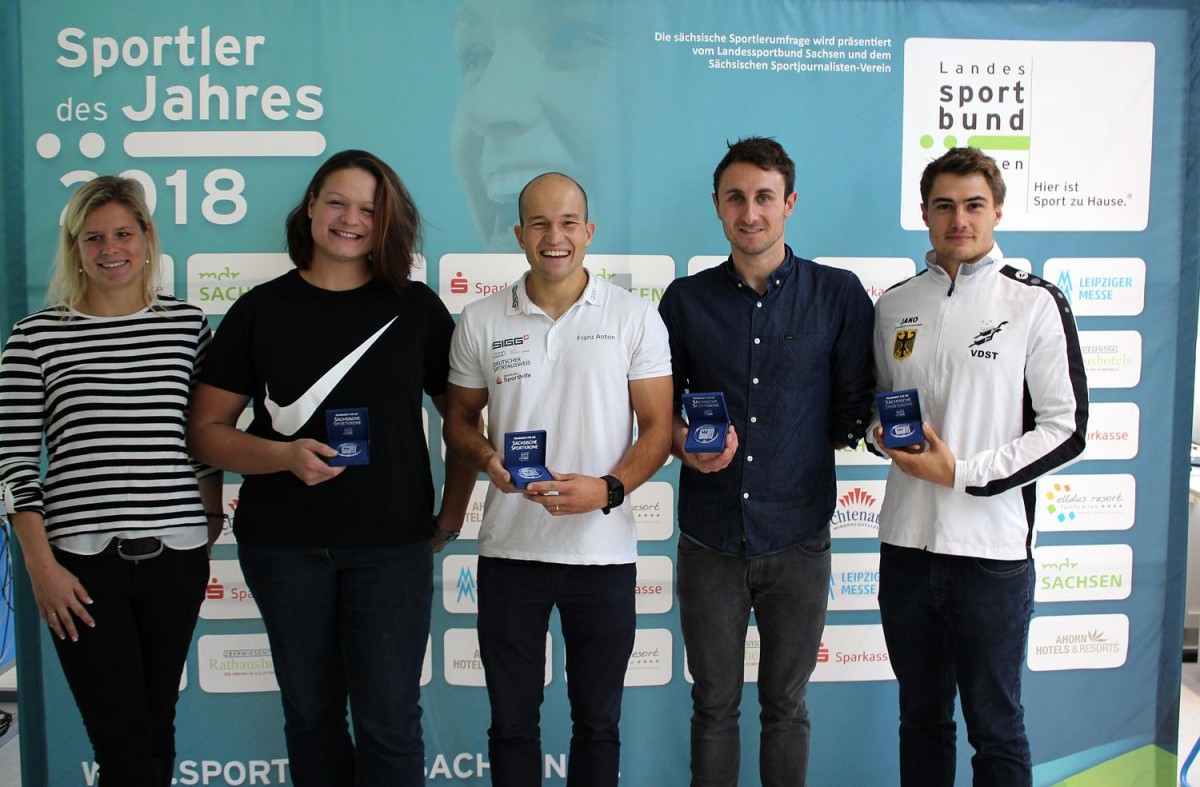 Bei der Übergabe der Nominierungsplaketten: LSB-Vizepräsidentin Leistungssport Heike Fischer-Jung, Christina Schwanitz, Franz Anton, Martin Schulz und Max Poschart (von links).