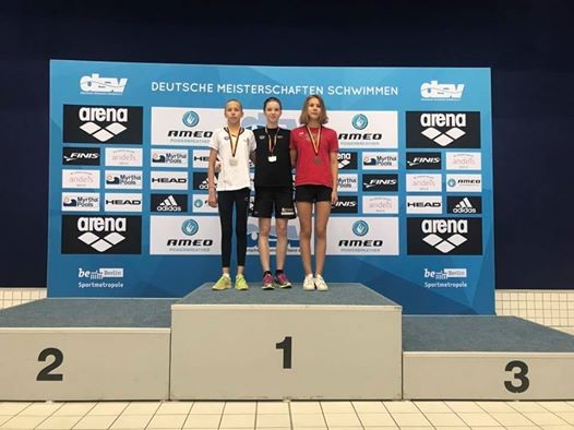 Gold-Lara bei der Ehrung für den sieg über 200m Freistil. (c)Foto:S.Krüger Gold-Lara bei der Ehrung für den sieg über 200m Freistil. (c)Foto:S.Krüger