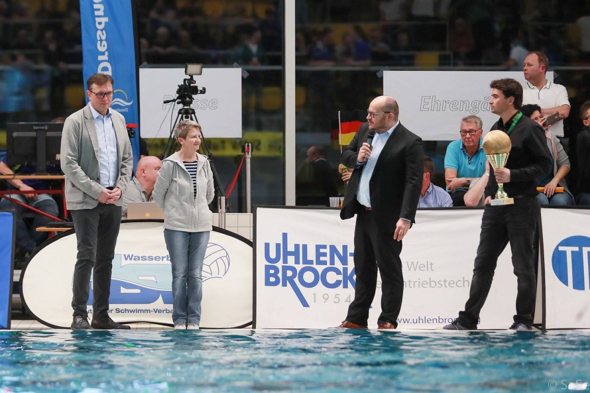 Steffi Kölle, Geschäftsstellenleiterin des LSV, bekommt eine Ehrenauszeichnung für ihren unermüdlichen Einsatz vom Fachausschuss Wasserball ©Sandra Seifert