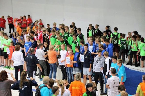 Siegerehrung Sportgymnasium Dresden u.a. durch DSV-Präsidentin Gabi Dörries und SSV-Geschäftsführer F. Müller-Steidner