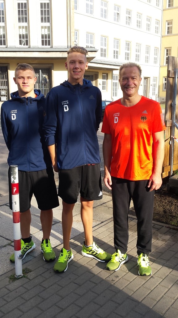 Kurz vor der Abfahrt in Dresden strahlen die Dresdner in die Kamera. v.l. Georg Schubert, Louis Dramm, Peter Bräunlich. (c)Foto:A.Bräunlich Kurz vor der Abfahrt in Dresden strahlen die Dresdner in die Kamera. v.l. Georg Schubert, Louis Dramm, Peter Bräunlich. (c)Foto:A.Bräunlich